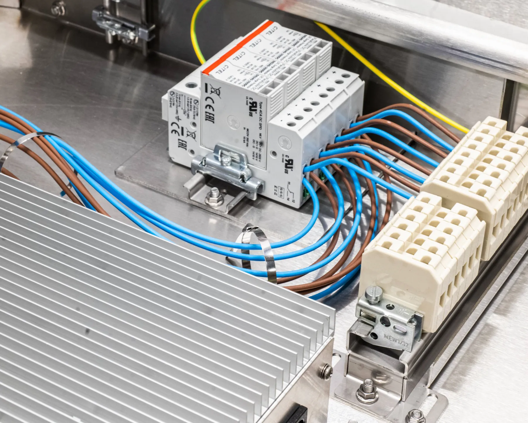 Telecom cabinet assembly